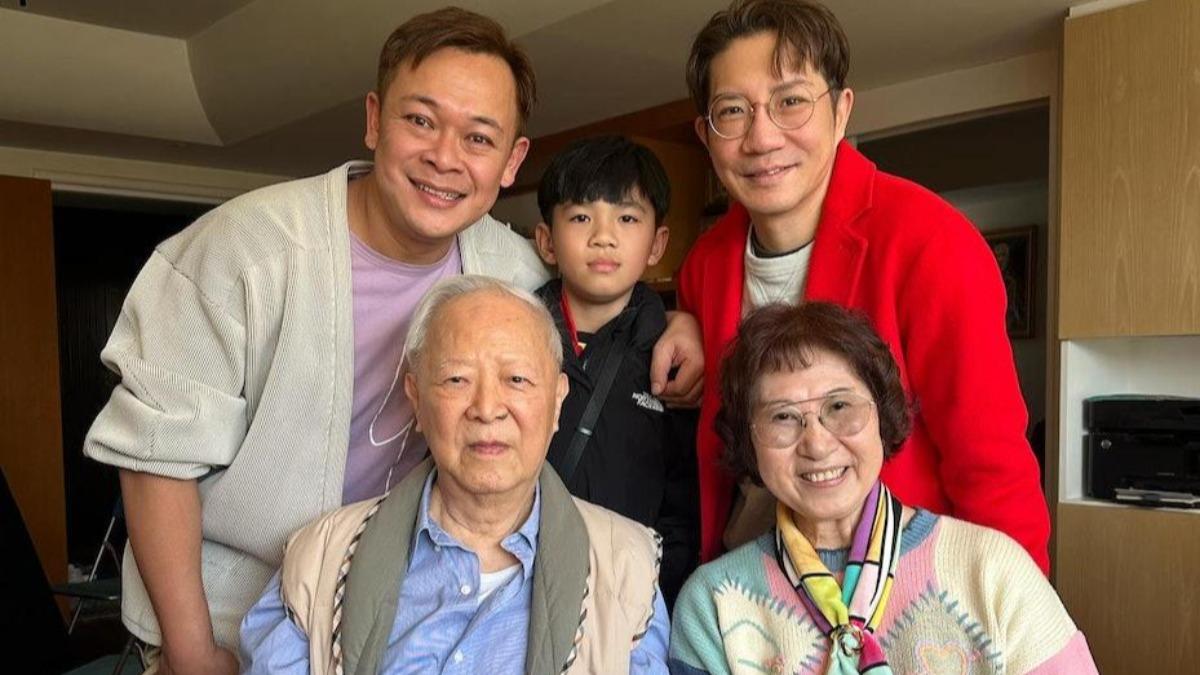 鍾景輝晚年與後輩合影。(圖/翻攝自梁祖堯IG)