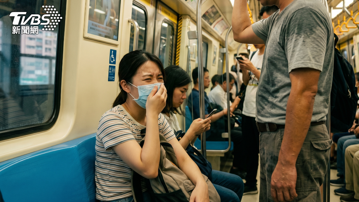夏天搭捷運好崩潰!醫揭汗臭真兇不是汗 止汗劑要「這時候」擦