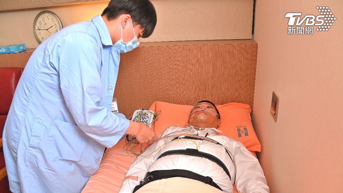 睡眠檢測偏偏高度仰賴夜間人力。技術員必須在病人睡覺時監測。(圖／胡瑞麒攝）