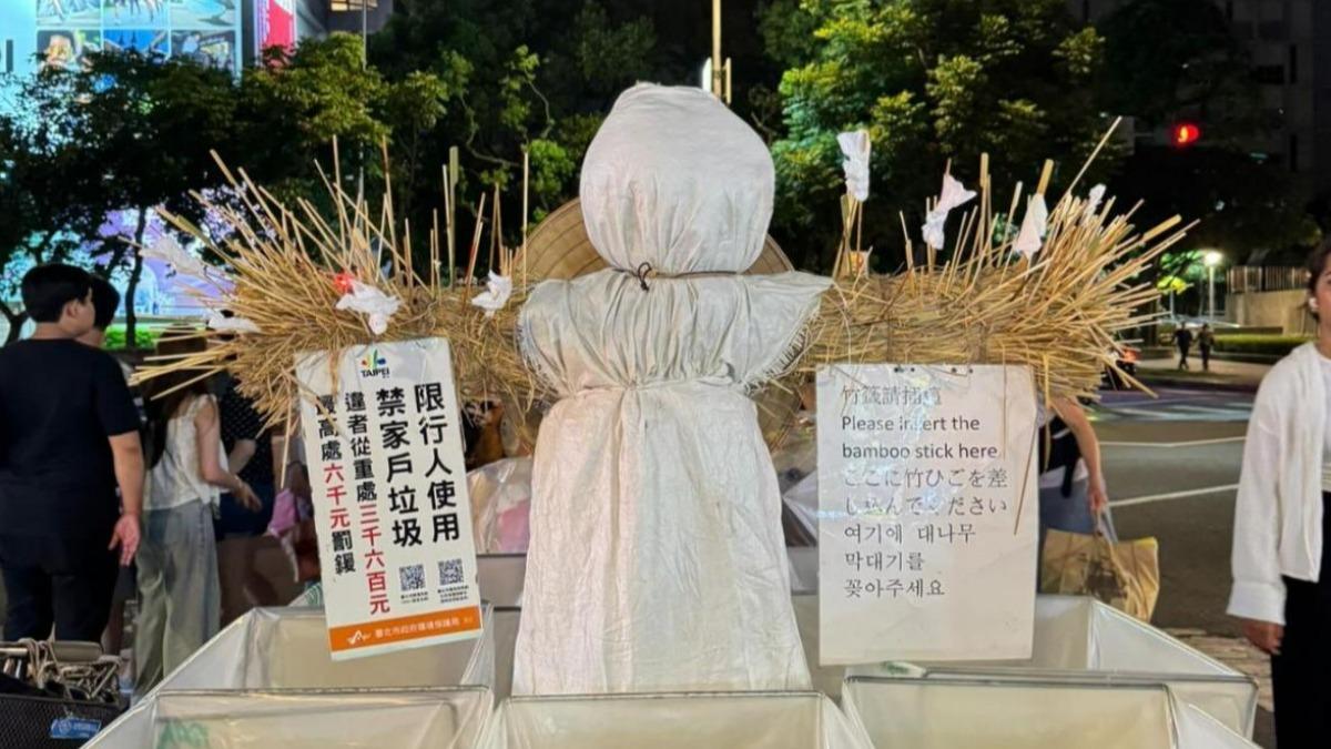 去年在士林夜市入口處放置大型稻草人。(圖/翻攝自duncan_design Threads)