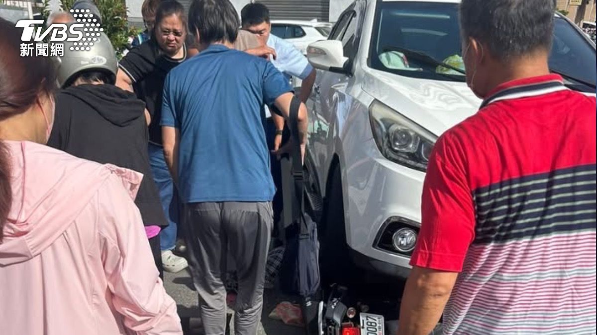 台東婦逆向撞困車底 最美風景!十多路人熱心抬車救援