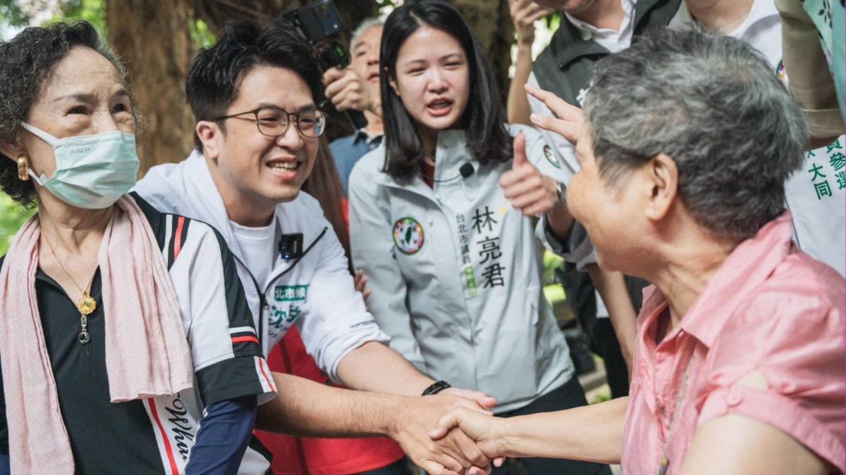 沈伯洋在掃街過程中沒有遭遇嗆聲。(圖/翻攝自林亮君臉書)