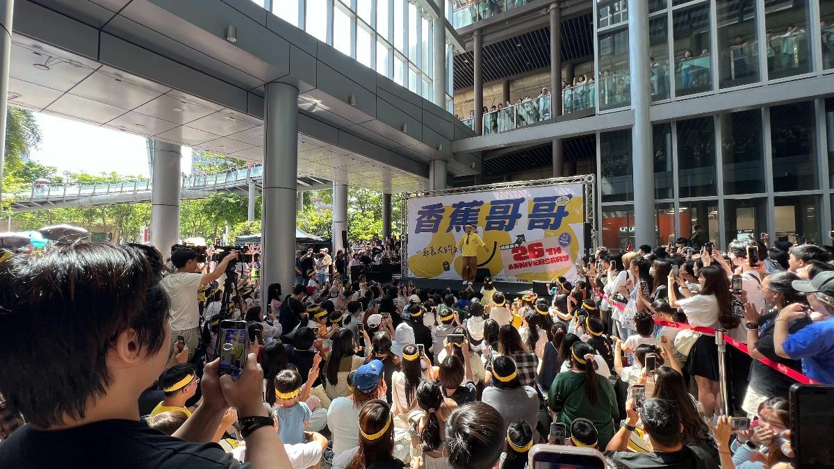 粉絲擠爆商場。(圖/東森電視提供)
