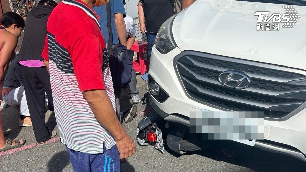 台東七旬婦人車禍受困車底,現場不少熱心民眾自動自發前來扛車,順利將她從車底救出。(圖/民眾提供)