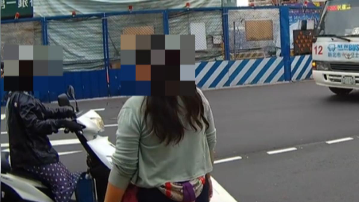 女子常常趁著民眾在等紅燈時,走進車陣中要錢。(圖/翻攝 Threads@kddlun.96)