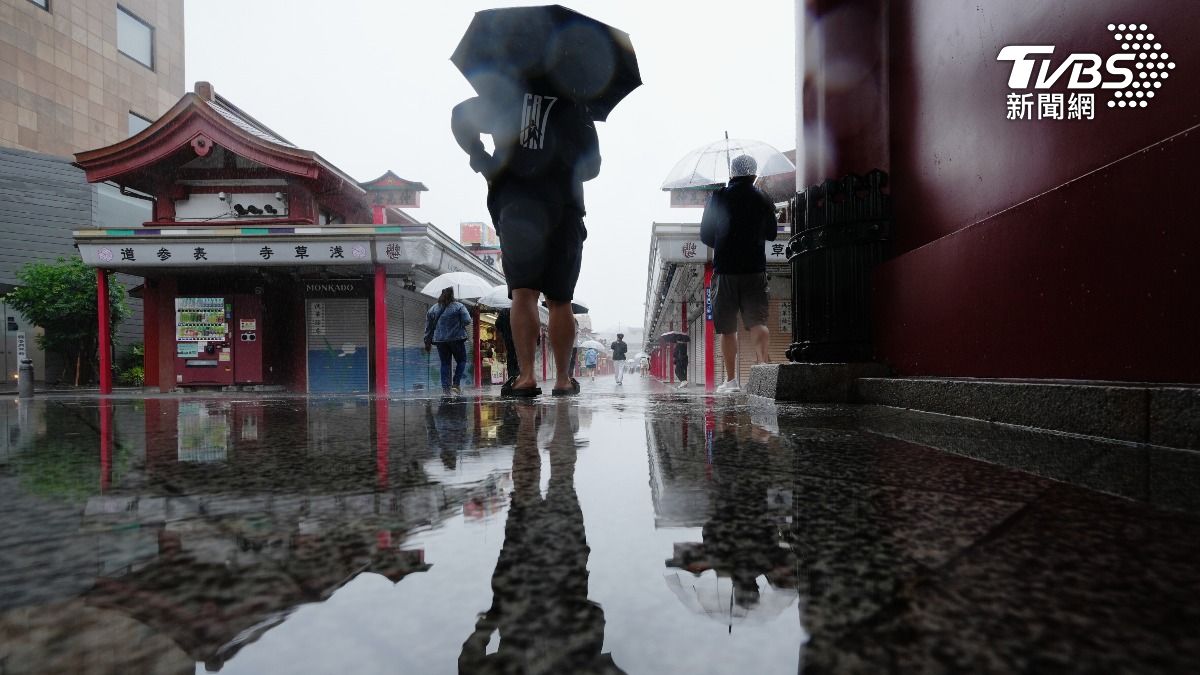 薔蜜颱風豪雨造成東京淺草寺商店街也淹水(圖/達志影像美聯社)
