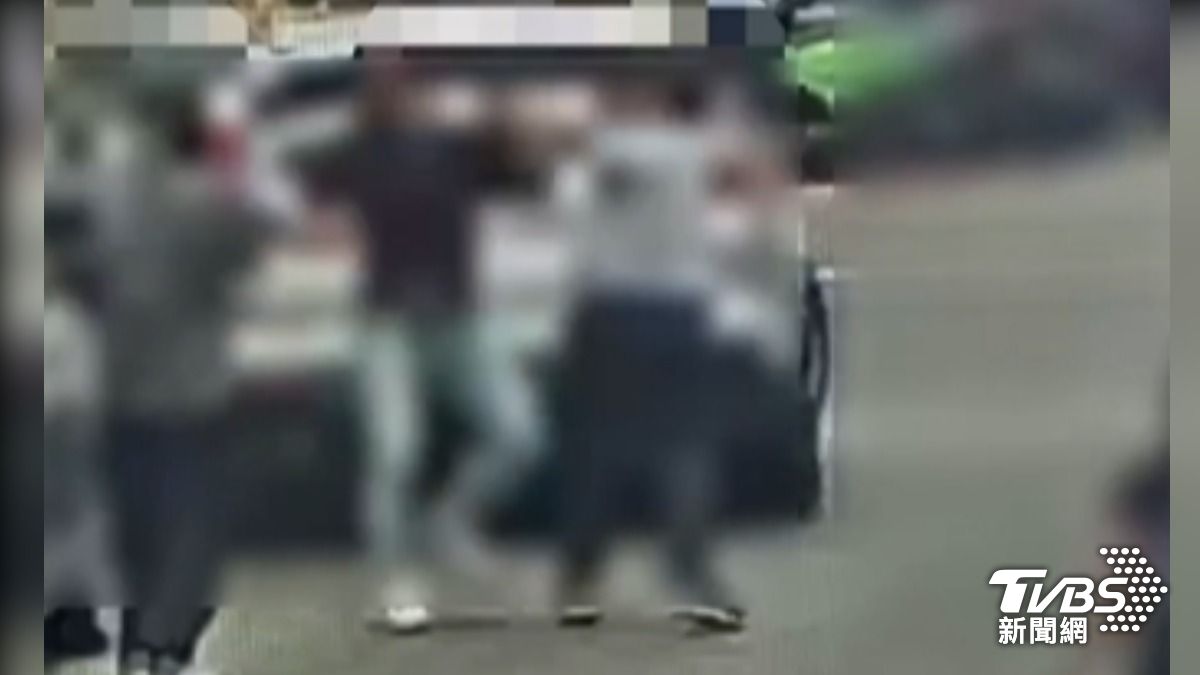 行車糾紛，父子與駕駛互毆又噴辣椒水，互告傷害。（圖／TVBS）