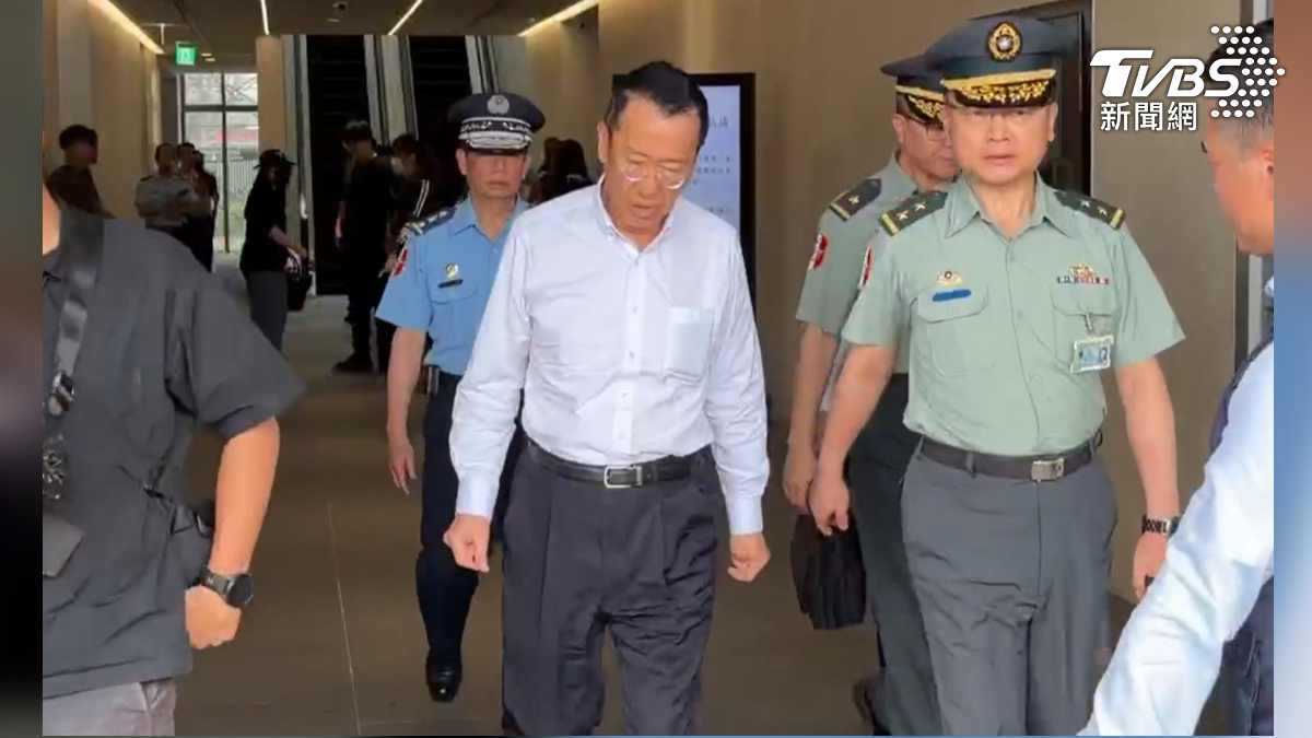 國防部長顧立雄南下慰問家屬,承諾全力協助爭取追晉上校並入祀忠烈祠(圖/TVBS)