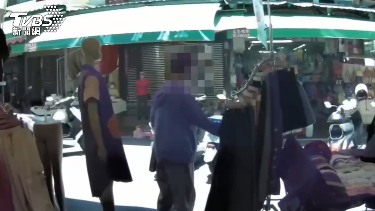 高雄一名顧客日前在三民市場服飾攤試穿衣服時,試穿完畢後卻發現外套內裝有2萬元的錢包不見了,結果在袋底尋獲確少2千怒控店家竊盜(圖/TVBS)