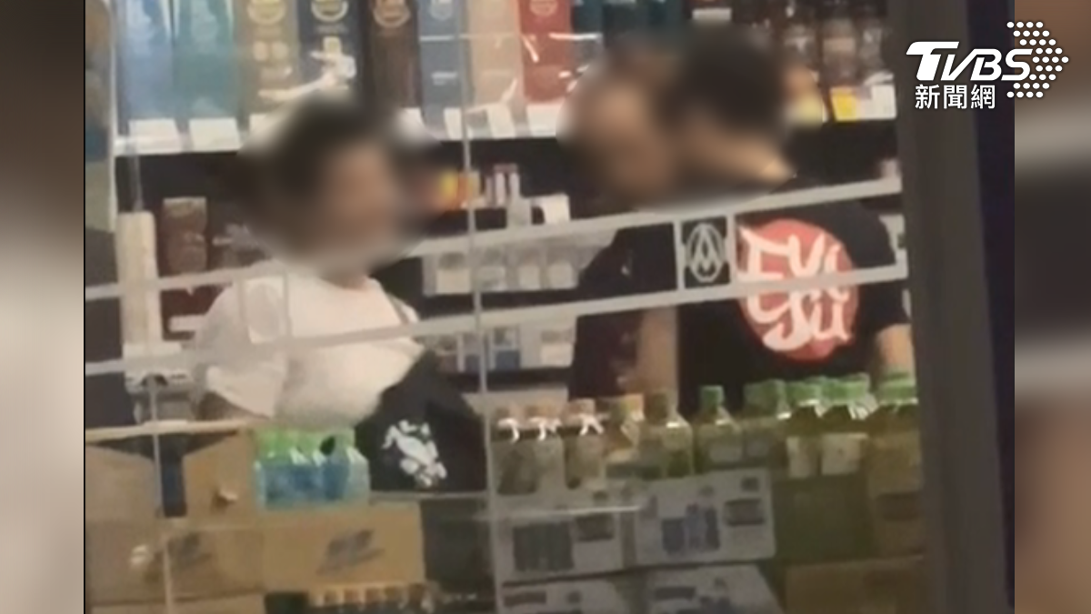 屏東潮州一名男子日前深夜前往超市購物,卻遭一名陌生短髮女子全程跟隨,不僅在店內不斷徘徊打量、露出微笑(圖/民眾提供)