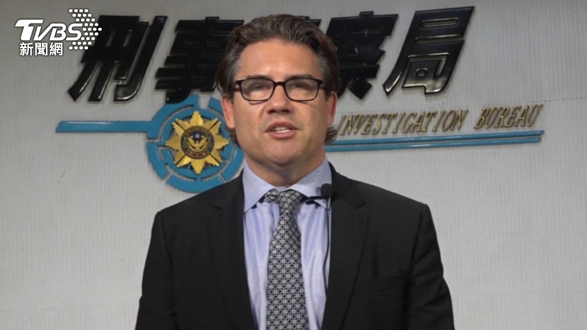 美國國土安全調查署(HSI)駐台辦公室主任盛偉安對外說明。(圖/TVBS)
