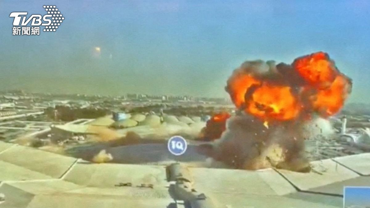監視器捕捉科威特國際機場遭遇伊朗空襲瞬間畫面。（圖／達志影像路透社）