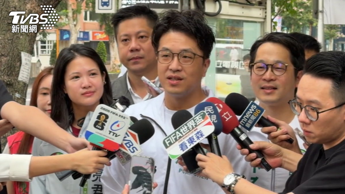 民進黨台北市長參選人沈伯洋一早前往中山區榮星花園拜票,與市民熱情互動。(圖/TVBS)