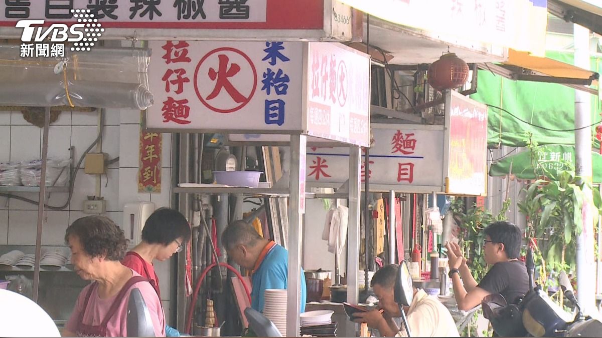 彰化70年麵店熄燈!三代祖傳「無人接手」 老闆嘆:賺再多也買藥吃。(圖/TVBS)