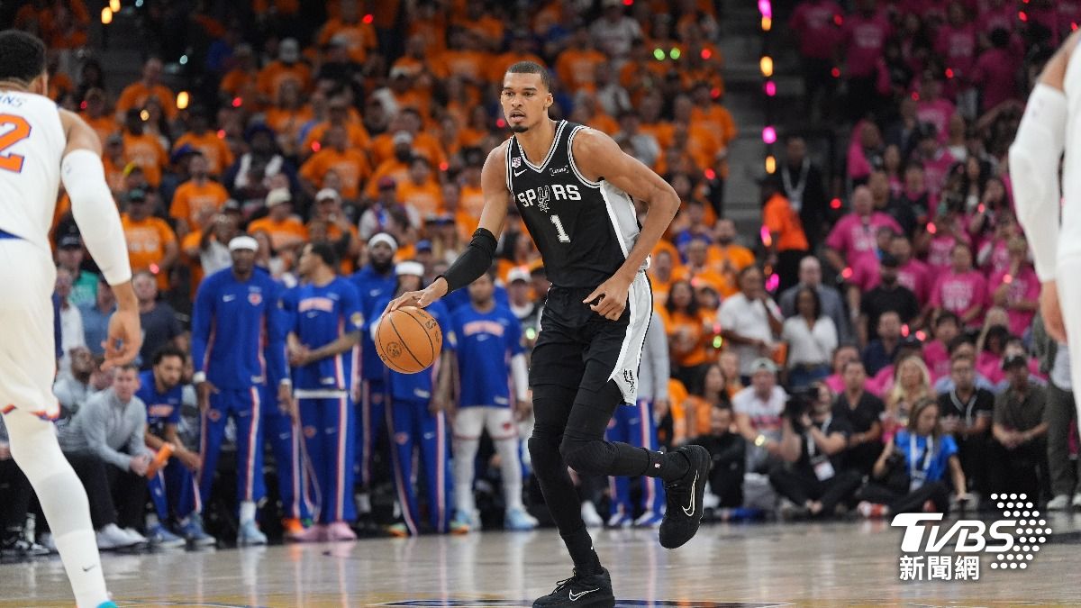 NBA總冠軍賽G1，有一名瘋狂球迷衝上場跟斑馬自拍馬上被保全架走，恐面臨終身禁賽。（圖／達志影像美聯社）
