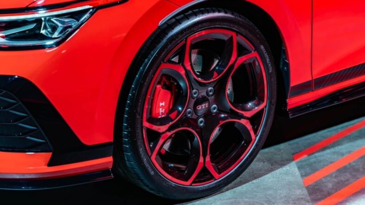 19吋Queenstown雙色切削鋁圈是Golf GTI Edition 50專屬配備。（圖／台灣福斯提供）