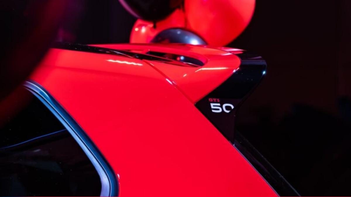 大型車頂擾流尾翼帶有GTI 50專屬徽飾。（圖／台灣福斯提供）