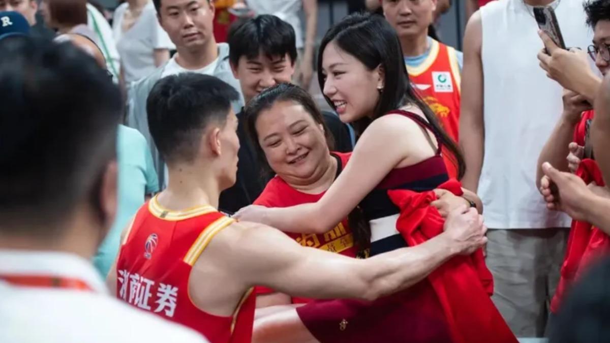蔡尚樺現身球場替林秉聖加油。(圖/翻攝自zuccsabonisi虎撲)