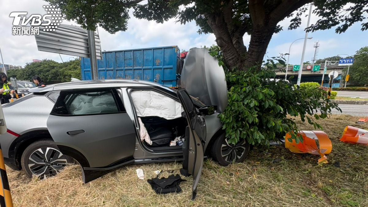 失控車輛撞到大樹才停下,安全氣囊也都炸開。(圖/TVBS)