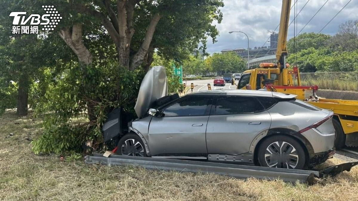 輔助駕駛釀禍!竹北轎車衝爆防撞桶再撞樹 驚險畫面曝光