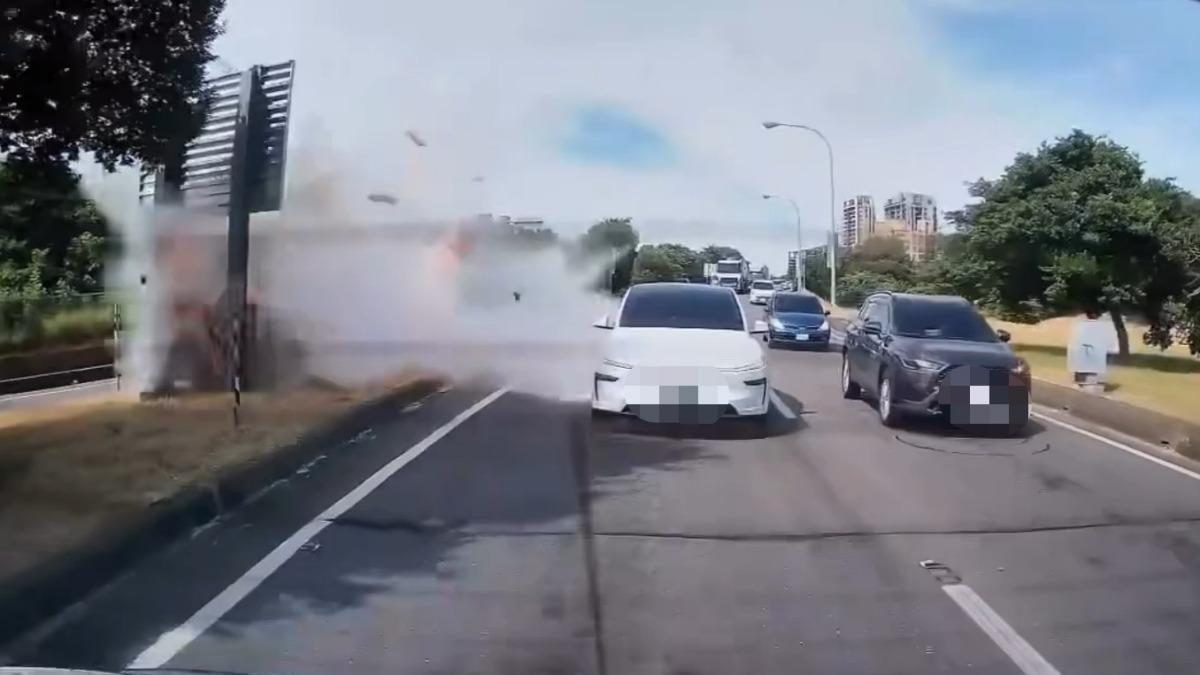 駕駛自述有開自動輔助駕駛,車子經過匝道卻沒減速。(圖/Threads yoyoman1995924授權)