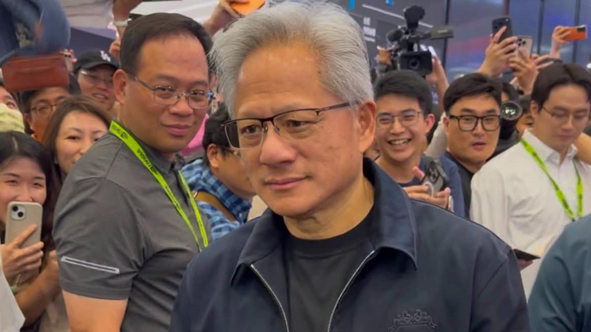 黃仁勳遭狂塞鈔票求簽名　兩度死亡凝視驚吐：妳太麻煩