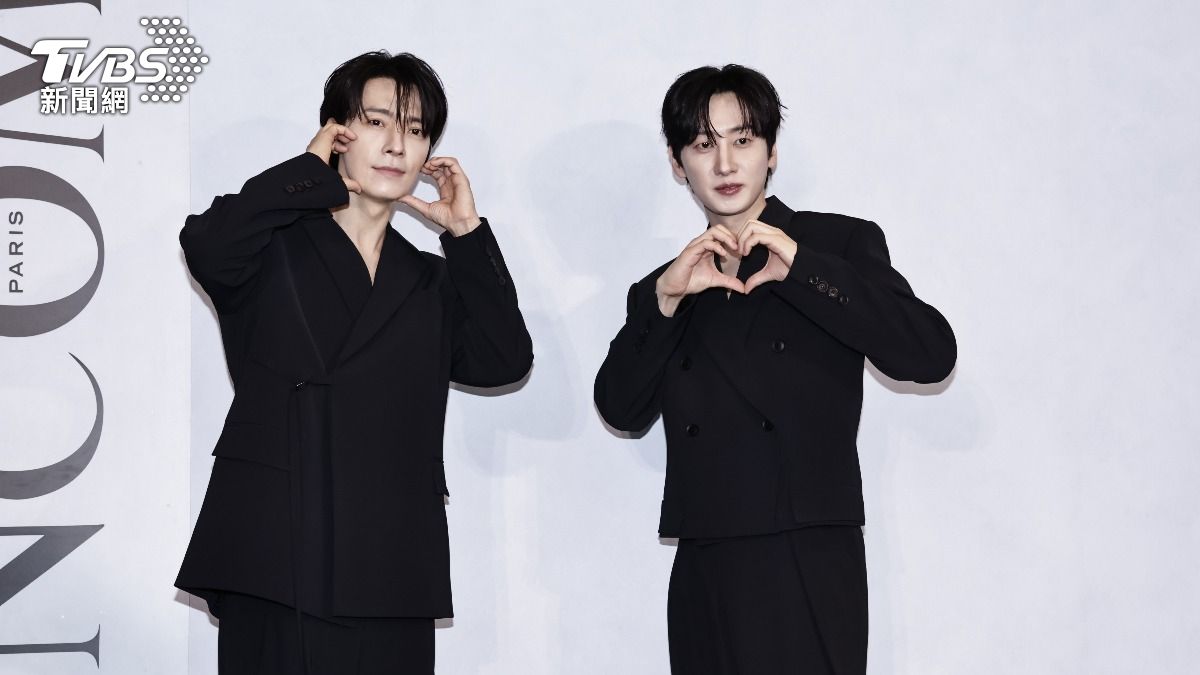 Super Junior東海（左）、銀赫寵粉比愛心。（圖／張哲鳴攝）