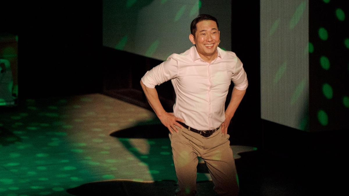 屈中恆飾演因視網膜剝離住院的行銷總監屈成武。（圖／全民大劇團提供）