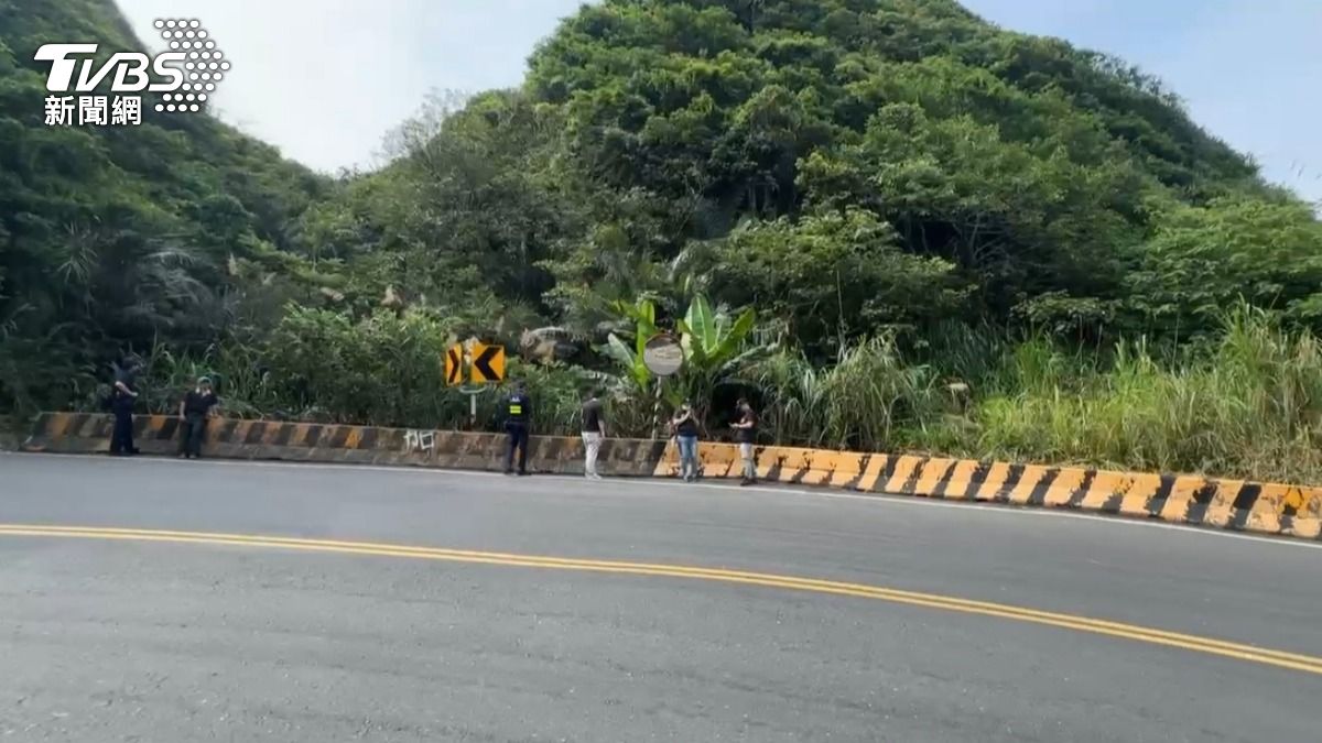 基隆澳底產業道路今（4）日下午兩點半，有除草工人發現一具男性遺體。（圖／TVBS）