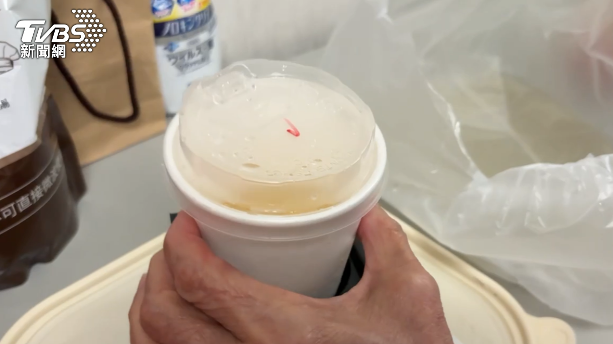 高雄一位上班族透過外送平台訂餐,但消費者取餐後,一整杯薑汁檸檬水,只剩下不到一半,幾乎全部灑在塑膠袋內,但杯蓋也沒有任何鬆脫跡象(圖/TVBS)
