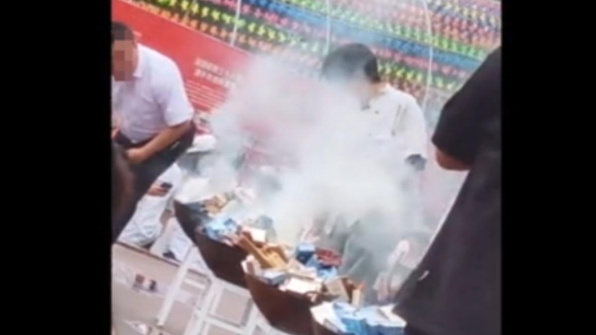 大陸貴州一所職業學校為響應世界無菸日,竟將沒收的大量香菸搬到操場公開焚燒,現場濃煙四散,不少學生被迫吸入二手菸。(圖/網路)