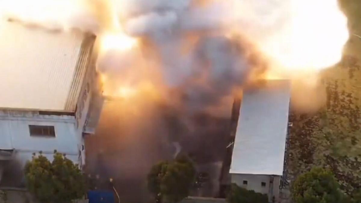蘇州市吳中區甪直鎮一處廢品回收倉庫於3日中午發生嚴重火災及爆炸事故。（圖／網路）