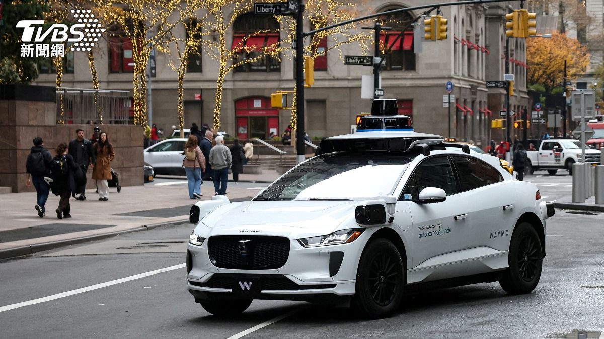 美國Waymo自駕計程車,在洛杉磯街頭行駛。(圖/達志影像路透社)