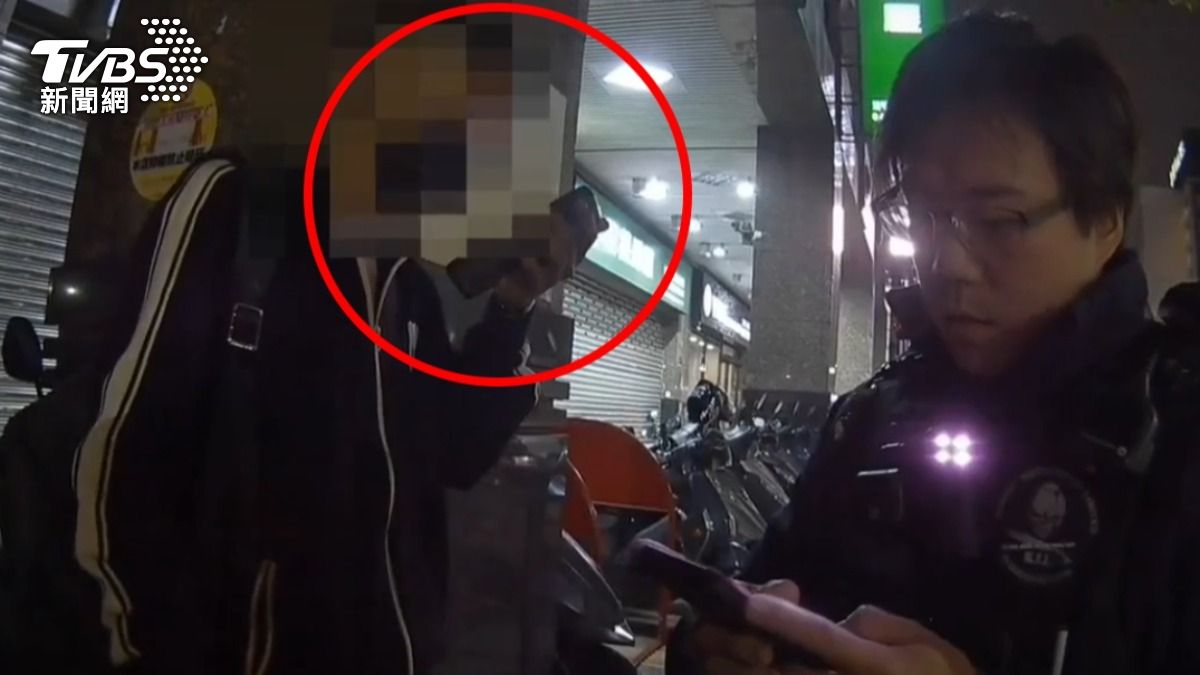 男闖紅燈搭小黃被警攔！報身分證「需盯手機唸號碼」警直覺有詭