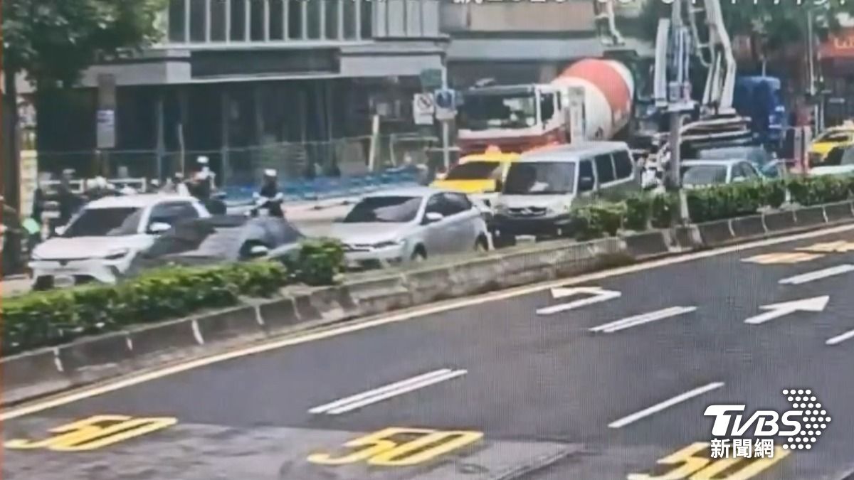 水泥車進行灌漿作業時突爆管,導致水泥噴濺、7輛汽機車受害。 (圖/TVBS)