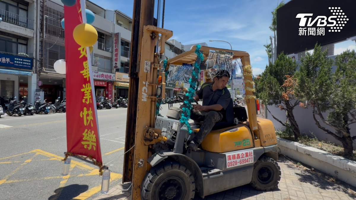 王爸爸運來自家堆高機至台東高商校門前，慶賀女兒考上國立大學光榮畢業。（圖／TVBS）