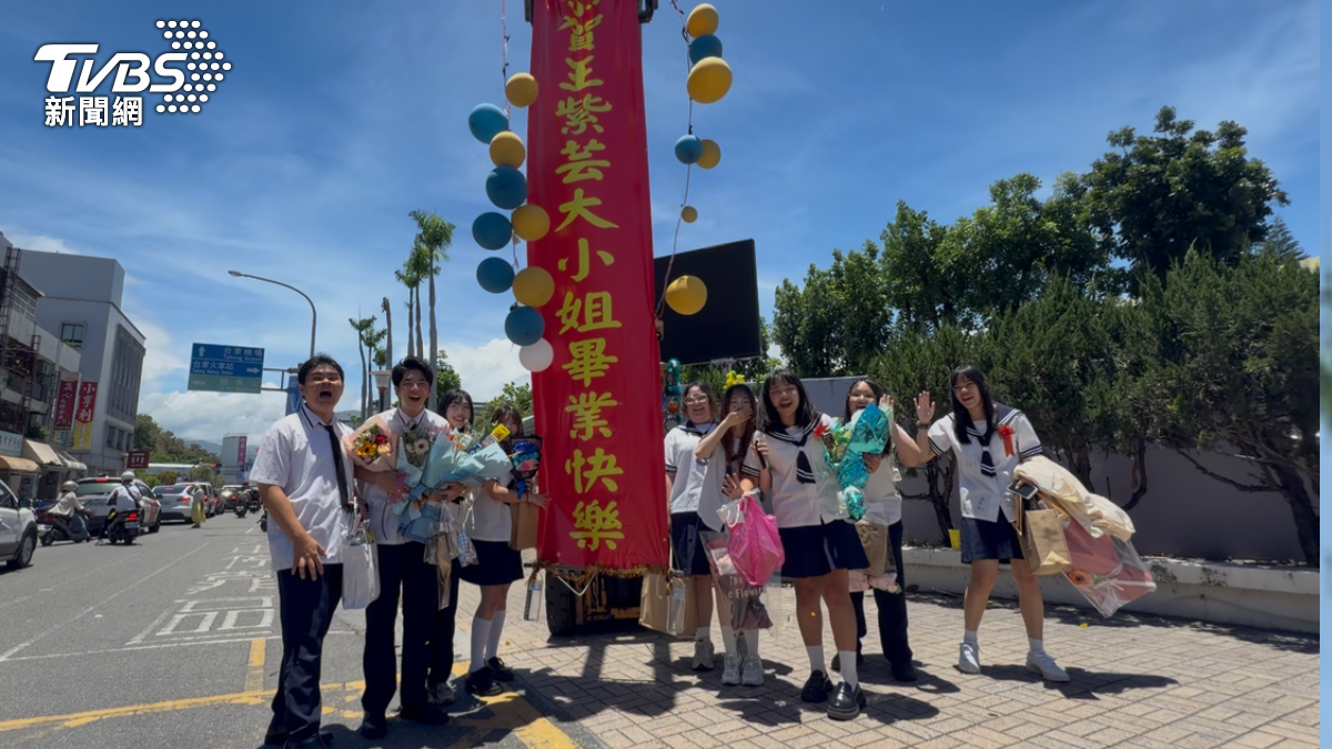 王同學與同班同學開心畢業，並一同在校門口爸爸的驚喜祝賀前合照留念。（圖／TVBS）