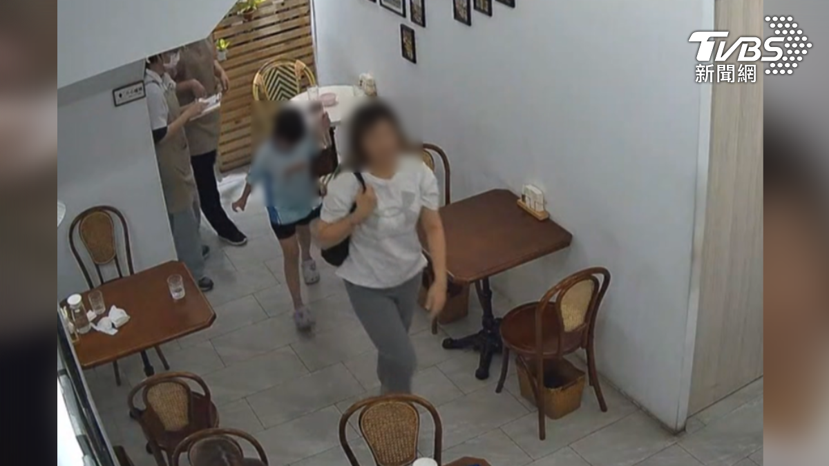 高雄仁武一家餐廳標明7歲以下低消為150元,一名媽媽帶著7歲女兒來用餐,總價共659元,媽媽控訴這樣還不滿低消,發文又留負評(圖/TVBS)