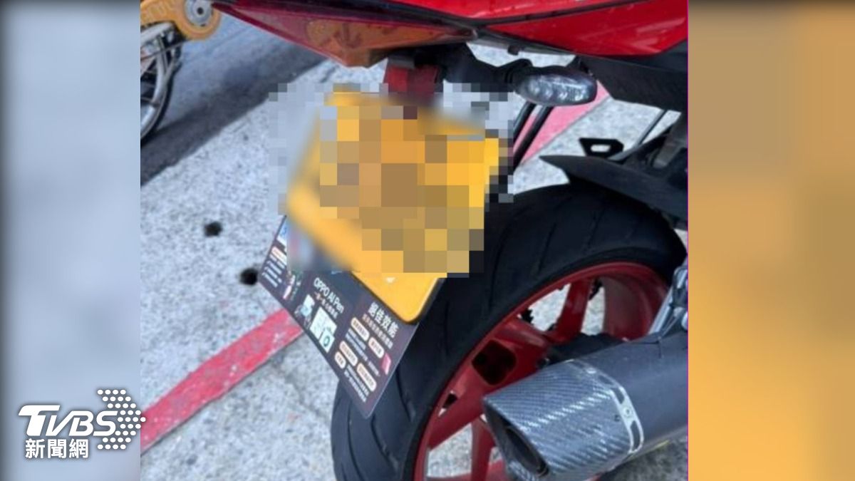 黃牌重機挨檢舉缺擋泥板!車主喊「原廠就這樣」,控監理站要求加裝補強。(圖/TVBS)
