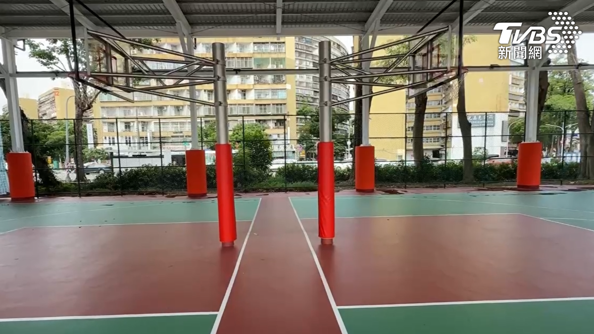 高雄鼓山運動中心旁的風雨球場，被民眾發現，籃球架設置位置，竟然在「球場界線」以內，距離三分線、罰球線都更近，施工廠商坦言有錯誤（圖／TVBS）
