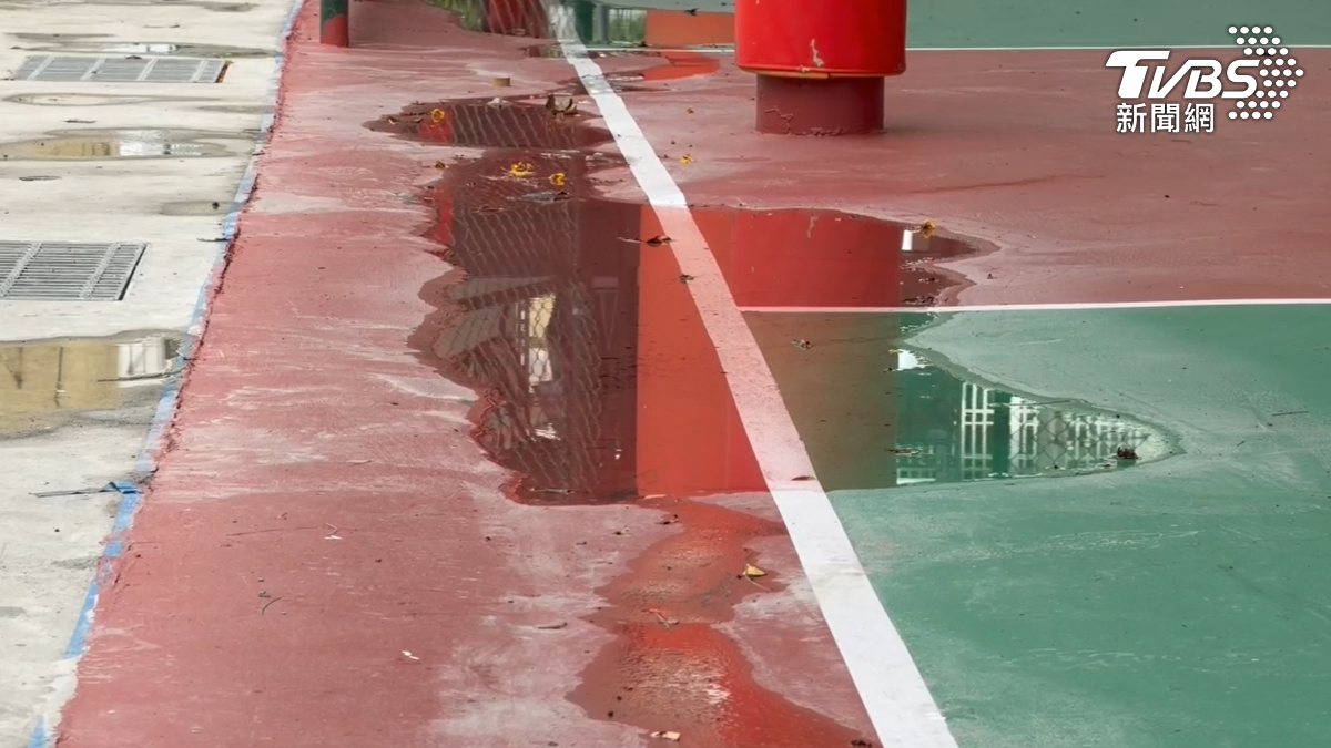高雄市區一點點降雨，從早上一直到下午，積水都還沒退，排水溝位置甚至比球場還要高（圖／TVBS）