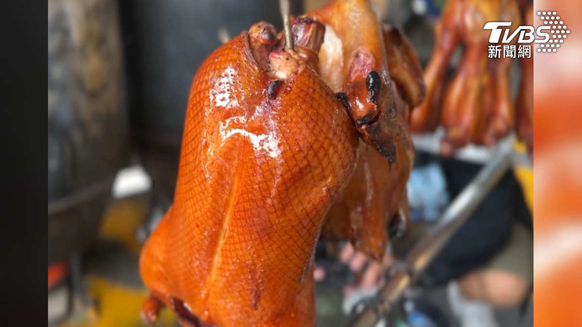 仁武一家知名的烤鴨店,6/10號開始每一隻鴨漲30~40元,店家表示塑膠袋、木炭,就連鴨子也都漲價,實在撐不下去(圖/TVBS)