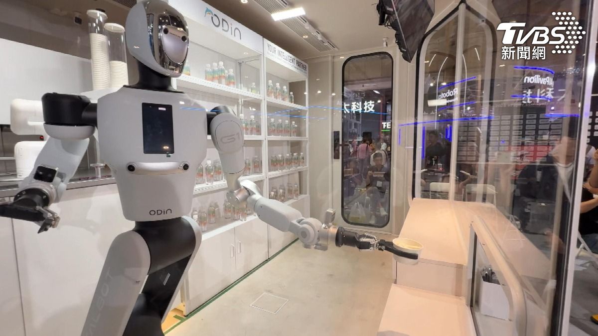 機器人會做咖啡.冰淇淋,點餐送餐都難不倒。(圖/TVBS)