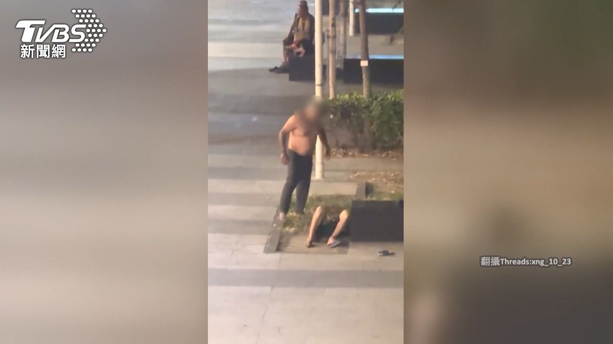 身材壯碩的男子,一腳又一腳踹向躺在地上的男子,口中不斷叫囂。(圖/民眾提供)