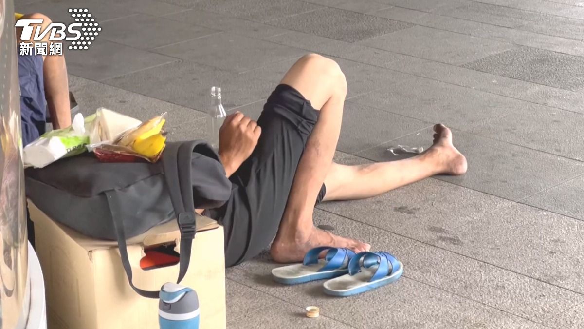 台中火車站因交通便利、腹地廣大,長期有街友聚集,衍生不少問題。(圖/TVBS)