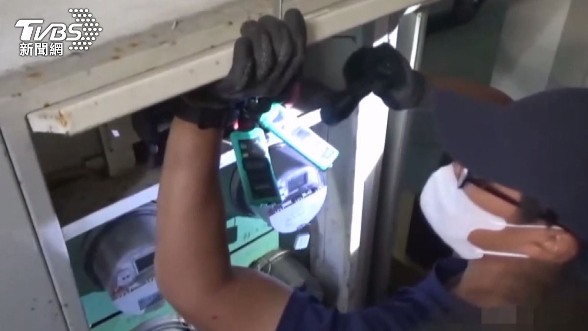 台電人員發現快餐店用電異常,經查驗電表後確認鉛封遭破壞並換上偽造封印,爆發大規模竊電案件。(圖/TVBS)