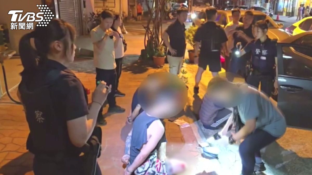 另一起詐欺案件趁車手提款時出手逮人，抓到車手及負責接應的駕駛，3人同時落網。(圖／TVBS)