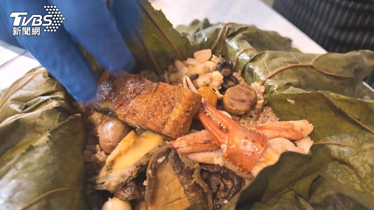 台中有飯店業者推出要價1299元、比手掌還大的豪華海鮮粽。(圖/TVBS)