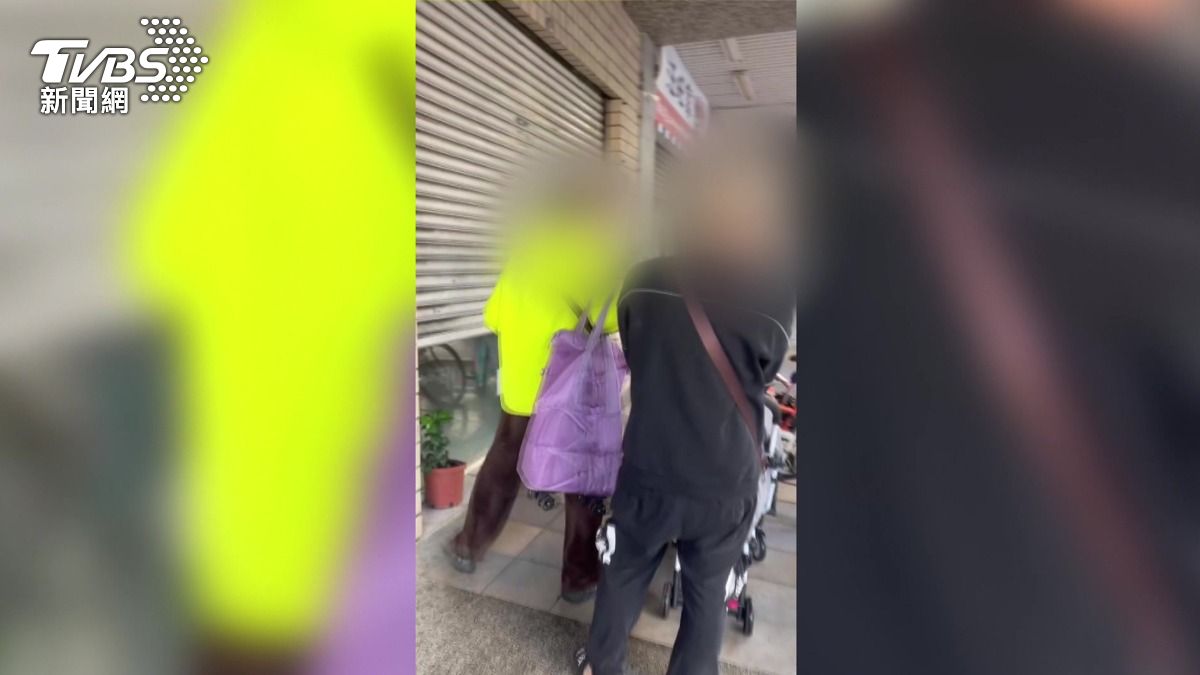 鄒先生曾被拍到站在騎樓出入口做抬腳運動，一家人推著娃娃車想通過卻無法順利前進。(圖／民眾提供)