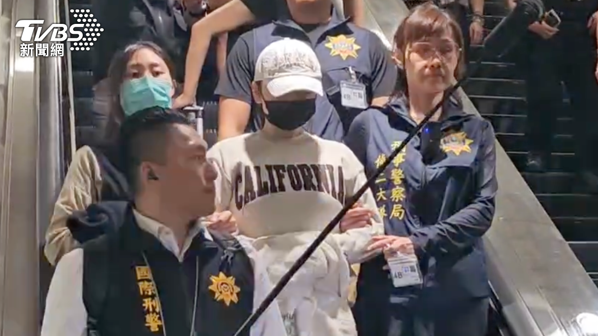 劉喬安押解過程低頭不語。(圖/TVBS)